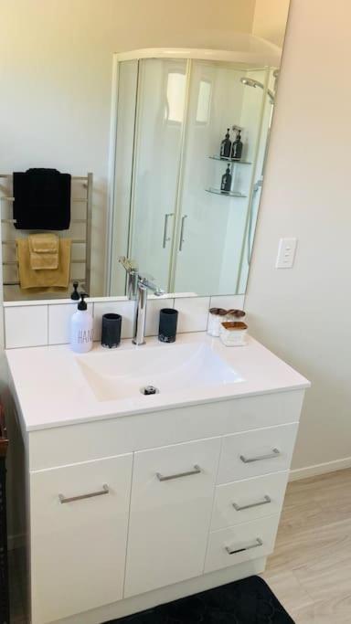 Maymorn Orchard Suites Upper Hutt Esterno foto
